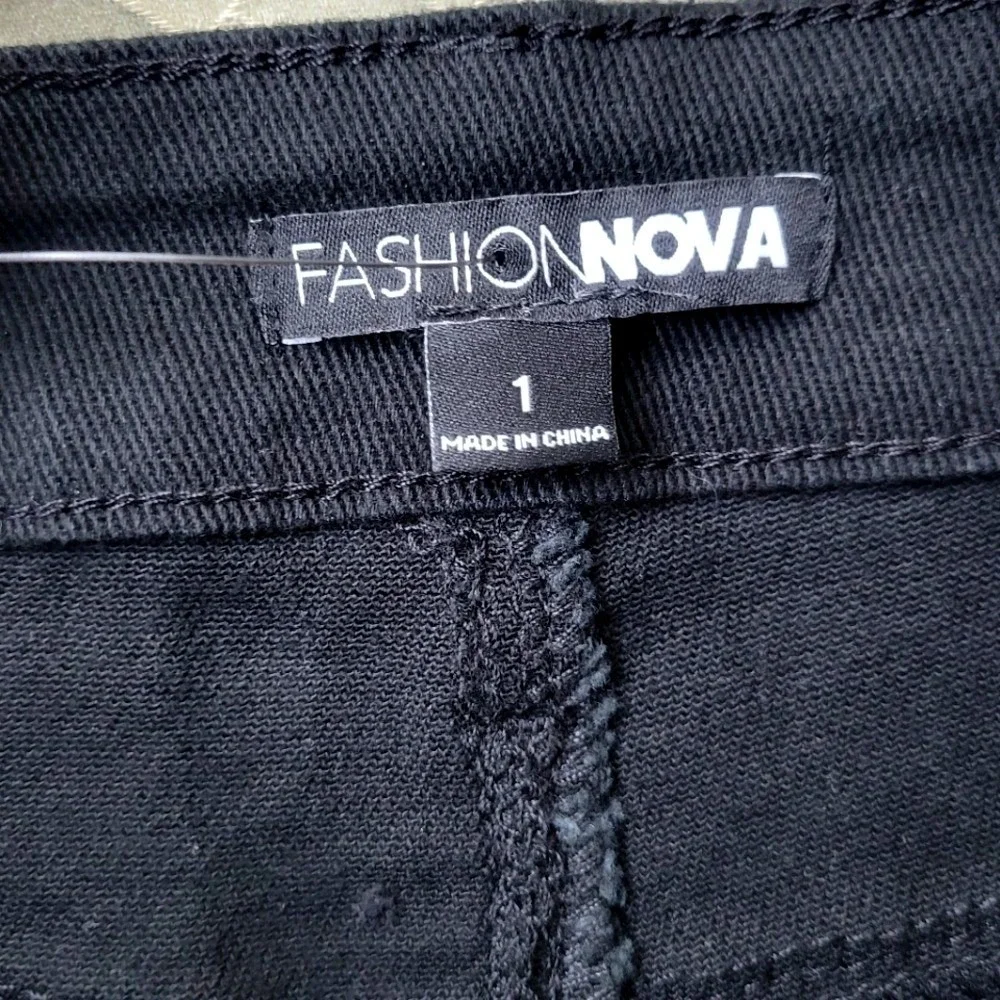 Fashion Nova black ripped distressed cutoff denim jean‎ shorts size 1